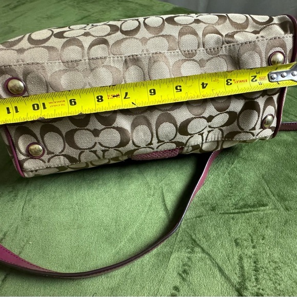 AUTHENTIC COACH PURSE F24884 SIGNATURE, GREAT CONDITION W/ REMOVABLE STRAP USED - Picture 4 of 13